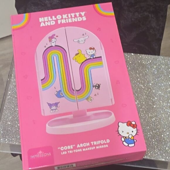 Impressions X Hello Kitty & Friends "Core" Arch Trifold - Picture 10 of 11